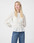blus med smockdetaljer