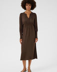 Brun klänning med smock i midjan