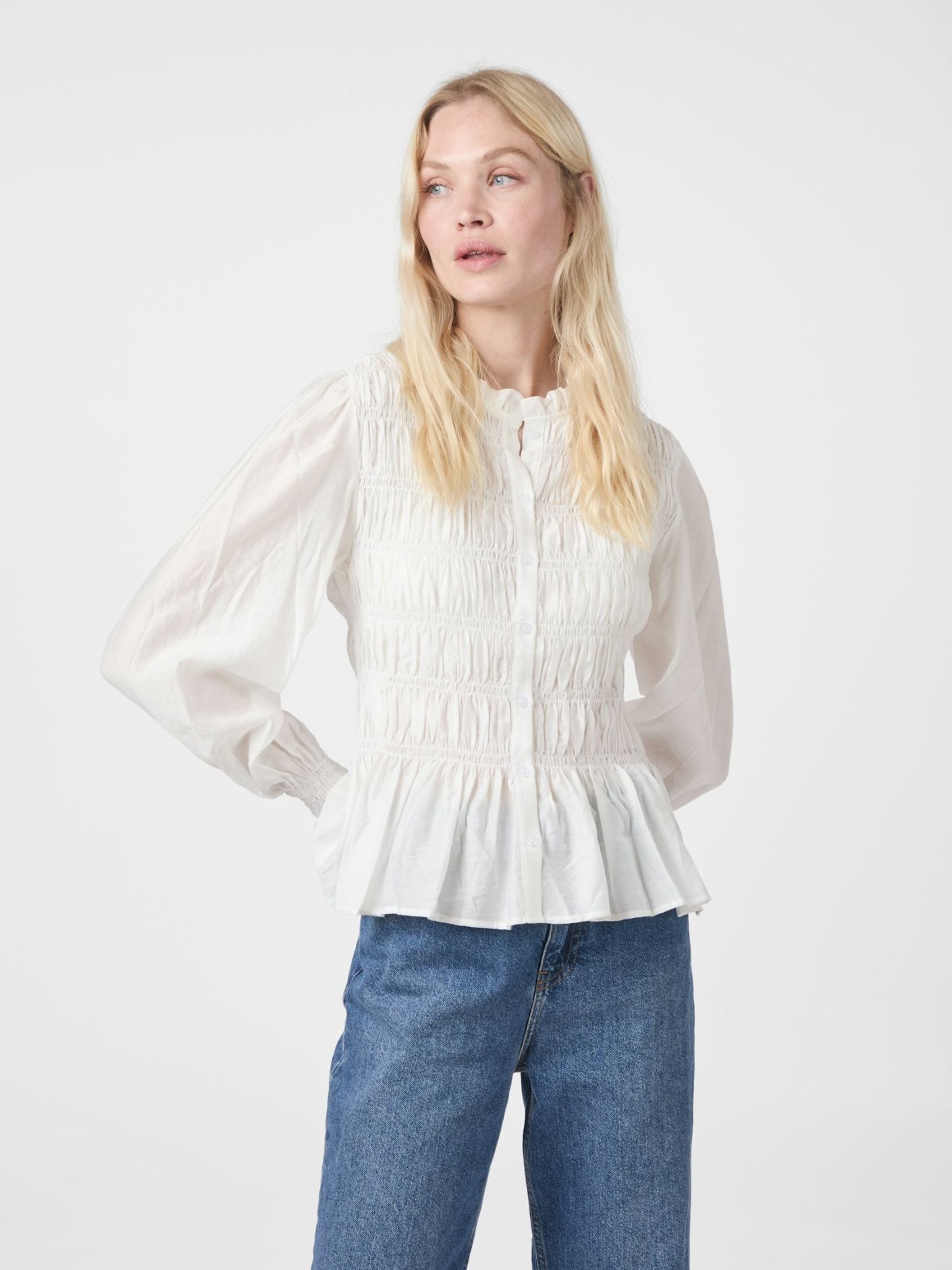 blus med smockdetaljer
