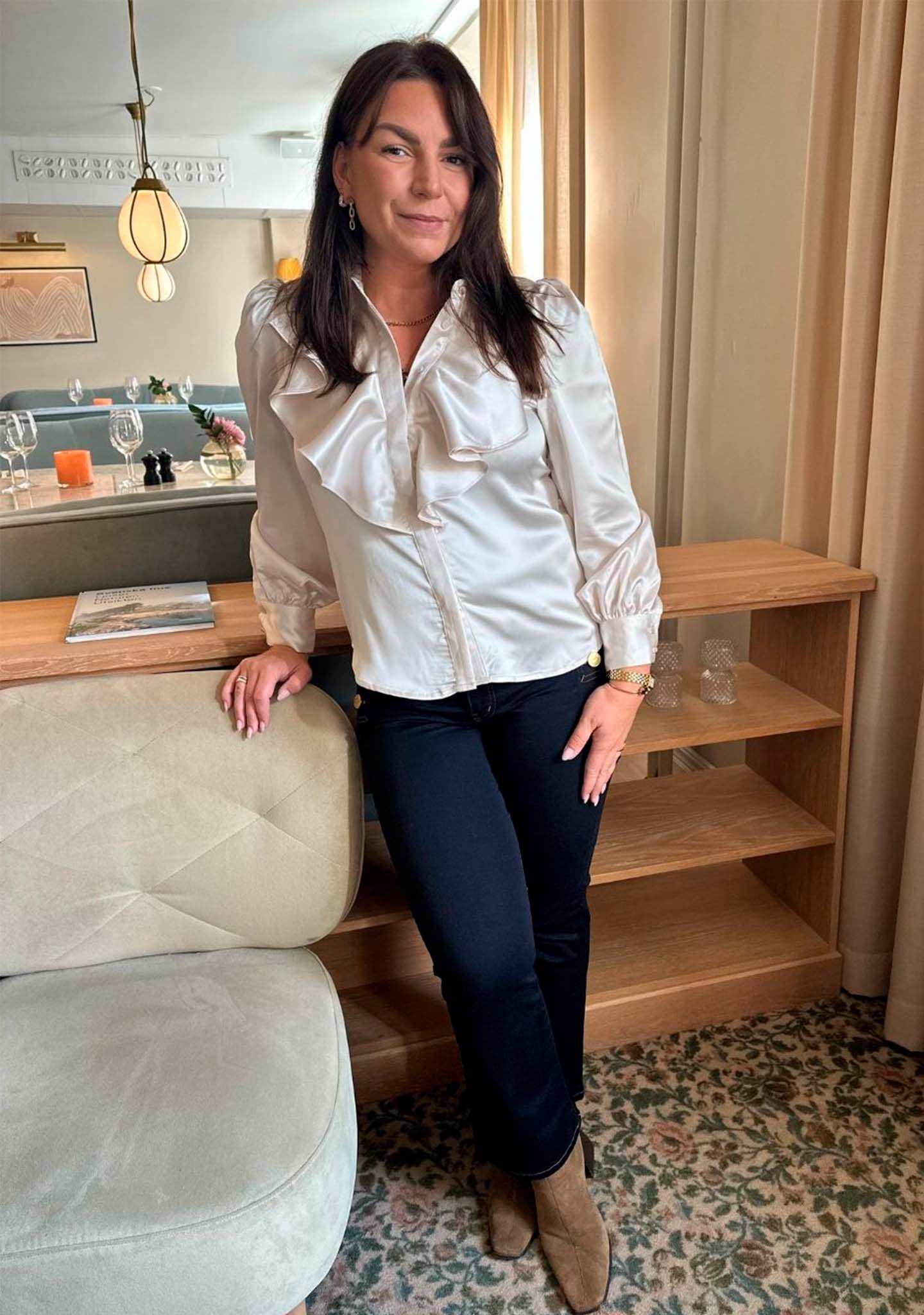 satinblus med volang