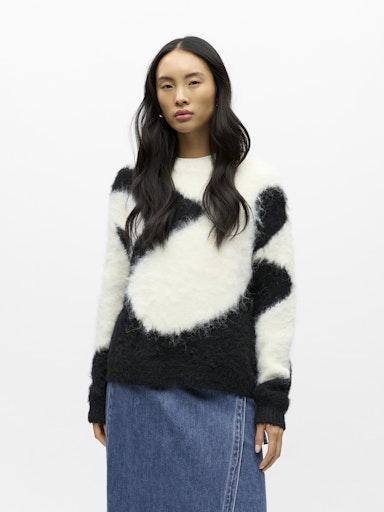 Mjuk tröja med grafiskt mönster i svart och vitt